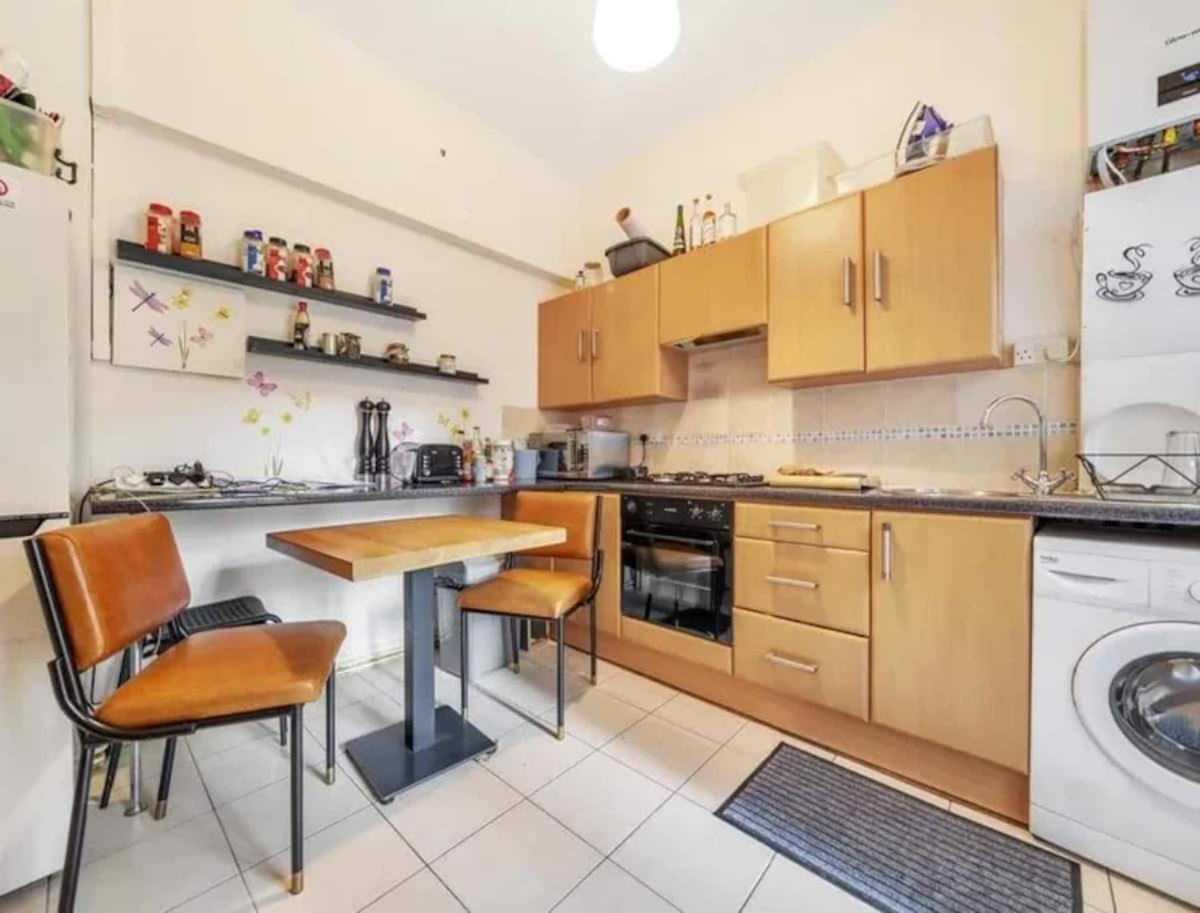 Charming 1-Bedroom Apartment Southfields, London Exteriör bild