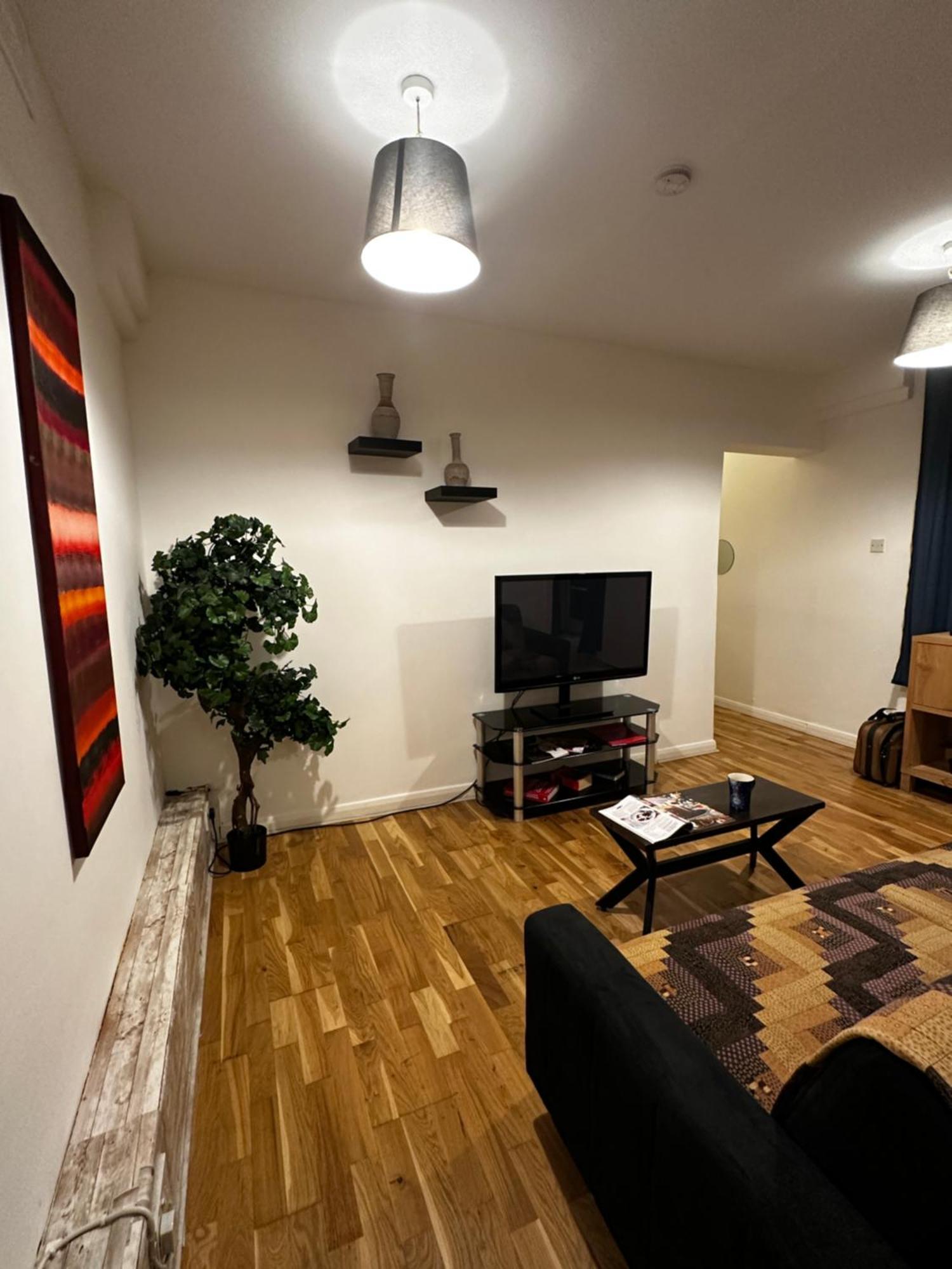 Charming 1-Bedroom Apartment Southfields, London Exteriör bild